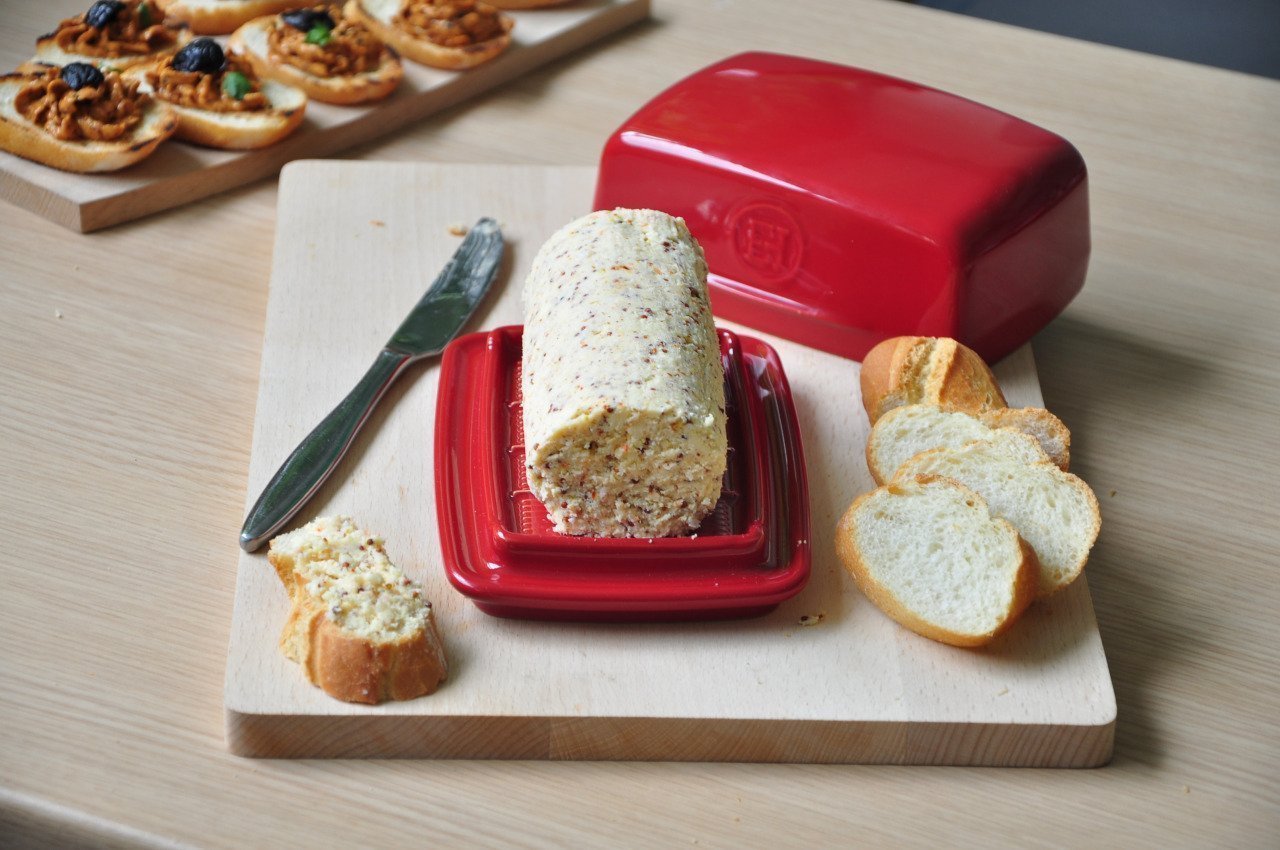 Масленка 16,5х11,5 см Emile Henry, цвет гранат, керамика, Франция Масленка 16,5х11,5 см Emile Henry, цвет гранат, керамика, Франция